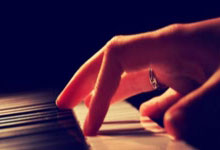 全球连线｜Vlog：人人都能踢毽子，但你会踢毽球吗？新华网客户端.